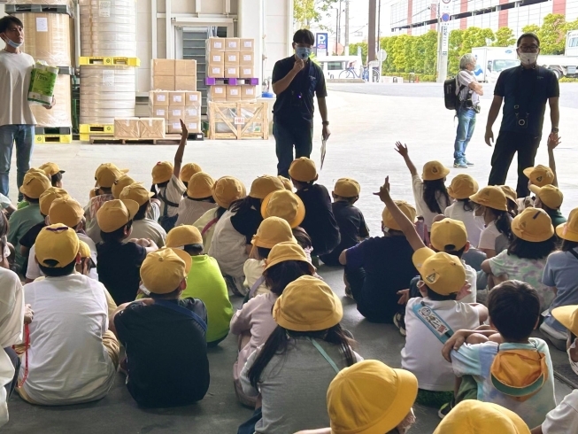 皆さん積極的に手を挙げています！「【地域密着】上青木小学校３年生の皆さんが工場見学に来てくださりました！」