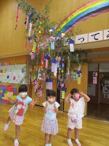 笹飾りの前で♪「ささのは　さ～らさら～♪　七夕会☆彡」