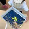 好奇心を刺激する彩り豊かな制作時間「7月の壁面製作｜ビー玉アートと足型の流れ星」