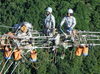 社員はみんな仲間 協力しながら楽しく働いています「【太陽電気工事さん／神戸市北区有野町】暮らしを支える 送電線工事スタッフ（正社員） 募集❗」