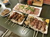 「😋京成青砥駅徒歩1分！備長炭で焼き上げる絶品もつ焼きと伝統を受け継ぐ『もつ焼きセキヤ』さん🍺名物セキヤボールと新鮮もつ刺しスペシャル・おでん・厳選地酒が楽しめる人気のもつ焼き店✨記念日に嬉しいシャンパンやロゼも揃ってます🥂【編集部M】」