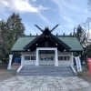 【砂川神社】砂川を代表する春は桜、年中花や樹木にあふれる神社です。