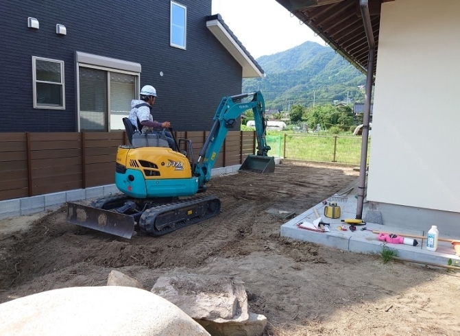 整地をします「木の根っこ撤去作業　出雲市」