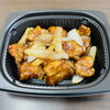 本日の総菜「黒酢の酢豚」。食欲をそそる黒酢の香りと、ゴロゴロお肉がたまりません！「【西大寺ランチ・巻ずし】店長自慢の「ほたてご飯」登場！ポカポカ陽気の金曜日はやまねのお弁当で🌸」