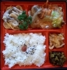 「明日の日替り弁当は豚とトマトの中華炒め」