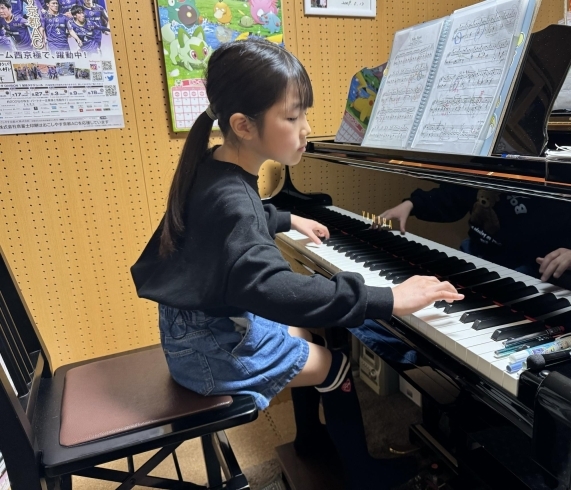 ピアノ弾くのとは大好き！いっぱい色々な曲弾きたい！「京都駅ビルのストリートピアノ♪『光のファンタジー』で姉妹が笑顔で仲良し連弾♪【南区＆下京区のピアノ・リトミック・英語リトミック・ベビーリトミック】」