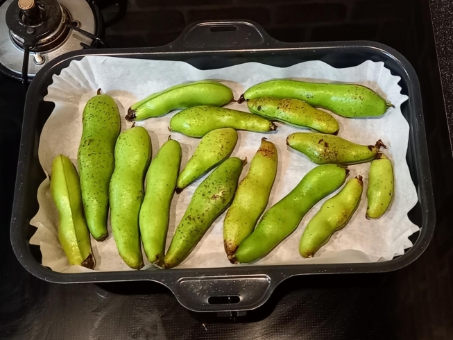 ふぞろいなそら豆たち。「ラ・クックでそら豆焼いてみました。」