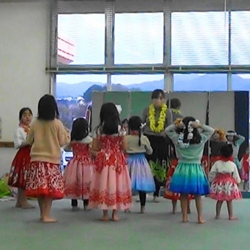 それぞれが好きな柄のパウスカートを履いてレッスン！「那珂川市　フラダンス教室　子供から大人まで！ハワイアンミュージックにあわせて楽しくフラを踊りましょう♪」