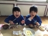 パクパク　もぐもぐ　おもちおいしいね♡「１９日におもちつき会をしました！臼に入ったお餅を一人ひとり杵を持ってぺったんこしました☆」