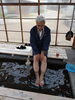 至福の時間を過ごし、気持ちよさそうな社長「湖岸公園湯田の足湯で一息♪」