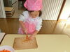 野菜を上手に切っています。「わくわくカレー作り　～ばら組～」