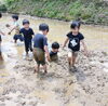 「年長組のおともだちで泥んこ遊びをしました😀」