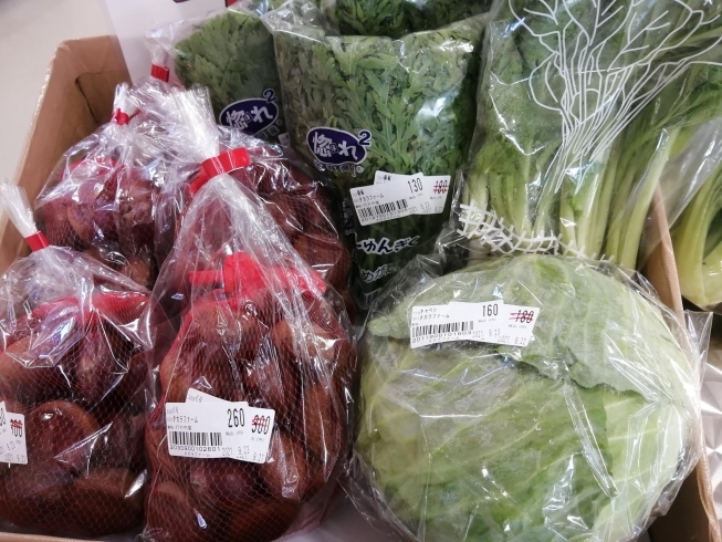 お買い得品コーナー設置しました。「本日入荷の果物、野菜とお買い得野菜です。」