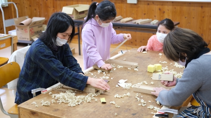 大人も子供も真剣に取り組んでいました「【上松町】木工教室にて「箸づくり体験」を実施！【地域おこし協力隊】」