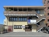 コミー本社外観（2024年３月時点）「国土交通省航空局より「認定事業場」の認可を取得しました。」