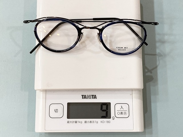 「丸いレンズのネイビー＆チタンカラーのメガネ（超軽量YCONCEPTワイコンセプト）」