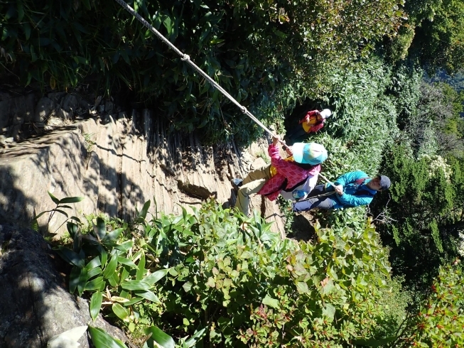急な岩場も登ります「全力で遊びつくすHIMAWARIの夏 通信Vol．4　松山市にある民間学童保育キッズホームひまわり♪」