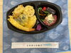 「本日の手作り弁当は、旬の味覚を贅沢に盛り合わせた「秋の天丼」です！9時30分より販売いたします」