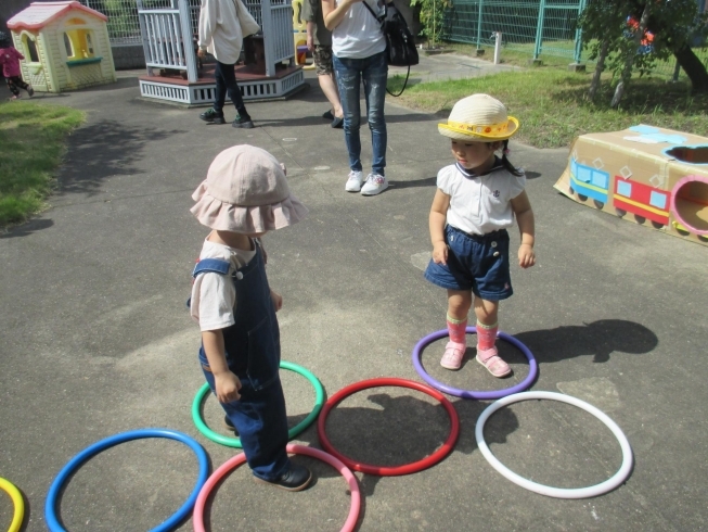 じょうずにジャンプもできるよ！「今日は　にこにこDoようび「お庭で遠足ごっこ」がありました！」