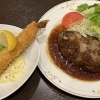 和牛を使ったハンバーグにトッピングで海老フライ（中）