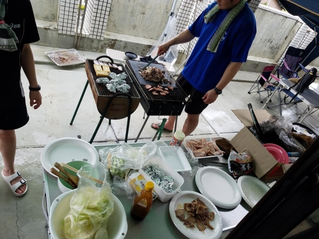 テラスでお肉、野菜を焼きました！「バーベキューをしました(^^)／＼(^^)」