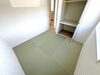 島田市阪本🏠和室「【みらいエコ補助金３５万円対象物件✨】島田市阪本🏠並列駐車５台可能♪分譲地内の新築戸建♪ナフコ・スーパーカネハチ徒歩５分♪初倉小徒歩７分🏫安心の防犯カメラ+ＥＶ車用コンセント付き✨島田市でのおうちさがしは不動産の３９へお任せください🐰🏠」