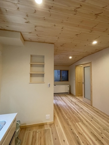 床・壁・天井全てを自然素材で仕上げたリビング「古の息吹を蘇らせる：京都の古民家改修プロジェクト！」