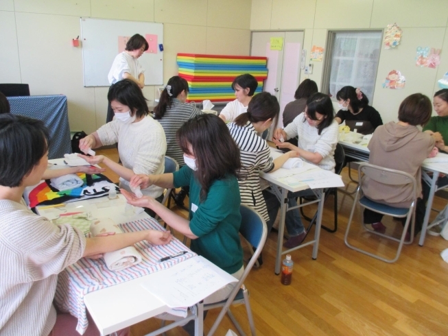 いざ、実践！「今日は「アロマオイルを知ろう＆ハンドマッサージ」の子育て講座がありました！」