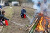 地域の方と一緒に消火訓練。「思った以上に（水が）飛ぶなぁ」「今年も「とんど」（正月の火祭り）と消防訓練が地域の方のお陰で出来ました。」