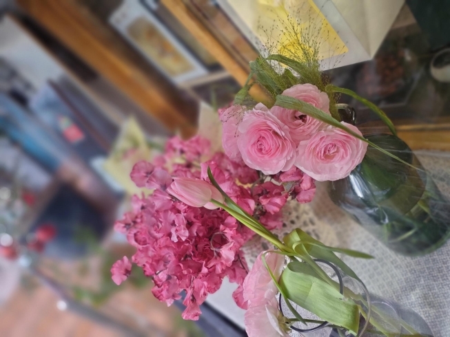 店頭にも多くの生花が並んでいます♪「岡山市北区岡町　岡山大学病院の東側すぐ。ベニーノコーヒーで春の生花フェアが開催中！」