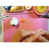 体を作っています「招きとまチョップの制作動画お見せします♪材料は軽量樹脂粘土☆」