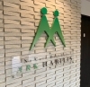 「会社・施設の外観を格上げ！イメージや集客を左右するファサード看板｜アクトサイン」