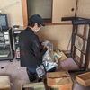 片づけ中「片づけを業者に依頼するメリット」