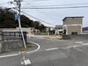 更に東へ30ｍ「やまねへの道　The Road to Yamane」