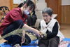 先生（入居者様）の一番弟子「しめ飾りを作りました」