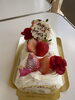中にはイチゴをクルリと巻いて　ロールケーキに。「ありがとうの気持ち　ケーキに込めて。」