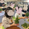 座ってクリスマスツリー作り♪「あかとんぼでの季節のイベント☆花育実施！本物の植物を使ってクリスマスツリー作り🎄《子どもたちのお困り事を解決！高松市の児童発達支援・放課後等デイサービス》」