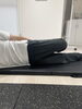 横から見た様子です！「かたぎり塾津田沼店トレーナーが紹介！寝ながらできる！反り腰さん向けやさしいストレッチ紹介」