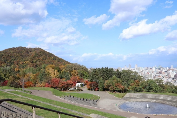 写真２、旭山記念公園から円山と札幌市内を望む「紅葉狩り。旭山記念公園に行ってきました！」