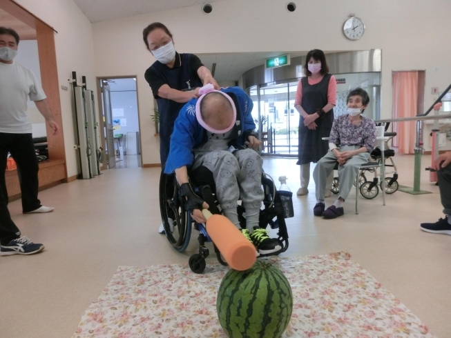 スイカ割り　目隠ししてもよいショー　成功！！「夏祭り！　みんなで楽しみました！！！」