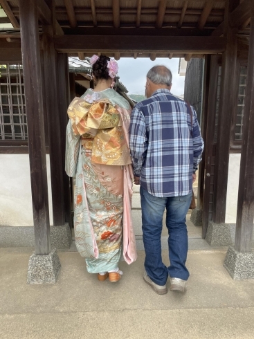 おじいちゃんとお孫さん　手を繋いで感動でした「TUZUMI問屋町レンタル着物　ロケ撮影　成人式前撮り　ママ振り　持込無料」