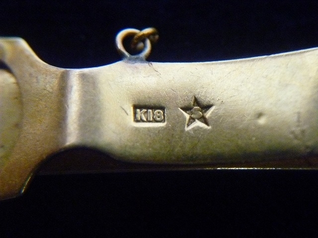 K18と刻印があり、18金製とわかります「買取専門 金のクマ 沼津店 「ネクタイピンの買い取りも大歓迎」 中には金で出来た物もあります」