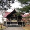 【雨竜神社】国道から続く長い参道の先に、緑に囲まれた場所で静かに見守っています。
