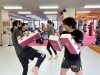ミットを持って交互にキック🔥「日々の疲れをパンチ&キックで解放しませんか⁉️  FIELD-RING 千葉市美浜区〖JR稲毛海岸駅　駅近』キックボクシング＆ボクシング」