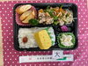 「本日の日替わり手作り弁当はオイスター香る「チンジャオロース」！揚げ餃子や春巻きとともに9時30分より販売いたします」