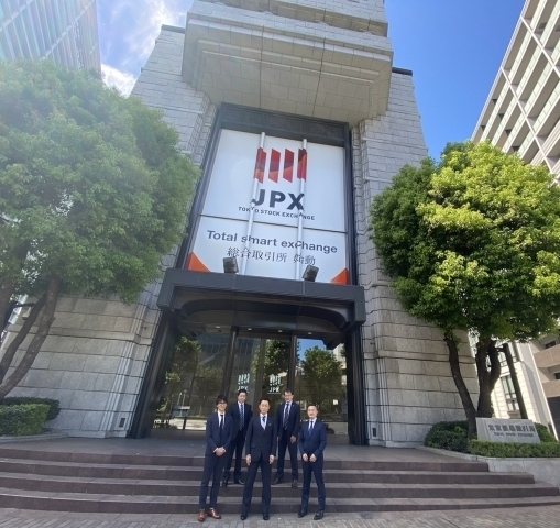弊社代表および役員が東京証券取引所を訪問しました「「まいぷれ加古川」を運営する、当社・株式会社フューチャーリンクネットワーク（千葉県船橋市）は、2021年8月20日に、東京証券取引所マザーズ市場に新規上場しました。」