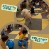 先生、お手伝いしてお片づけ！レッスン楽しい！「下京区＆南区のリトミック＆英語リトミック♪森でいっぱい遊ぼ！やきいもやきいもアッチッチのチー✌️【南区＆下京区のピアノ・リトミック・英語リトミック・ベビーリトミック】」