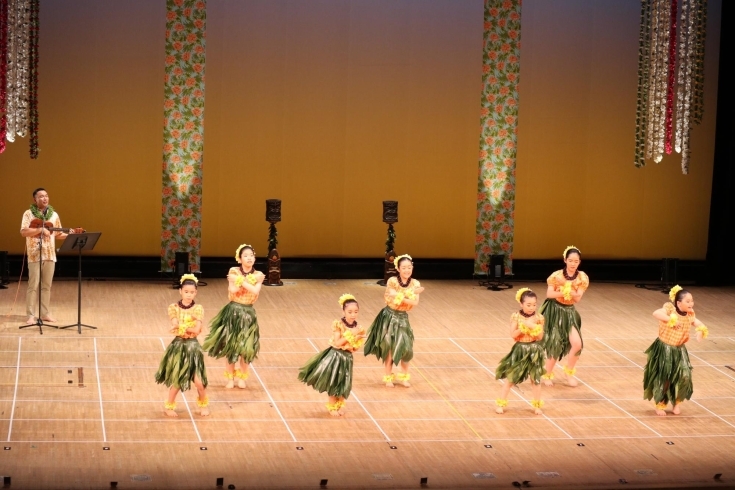 レッスン同様に先生の歌とウクレレ演奏でオンステージ「小学生のフラダンス！夏休みに体験してみませんか？ガールズフラ＆ボーイズフラ【東日本橋・馬喰横山・人形町・水天宮・浜町・小伝馬町・浅草橋エリアのフラダンス教室/初心者も経験者も子供も女性も男性もシニアも♪/ダンス/スクール/習い事】」