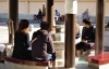 旅の疲れも足湯で解消!ゆっくり温まりましょう。「「首を温める/目を温める/胸を温める/腰を温める/内腿を温める/足の裏を温める」 といい事。」