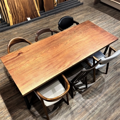 商品写真「[珍しい一枚板]6人で使用可能な大きいサイズの一枚板テーブル、無垢のテーブル、ダイニングテーブルのご紹介。札幌市清田区の家具の店、Ties interior。」